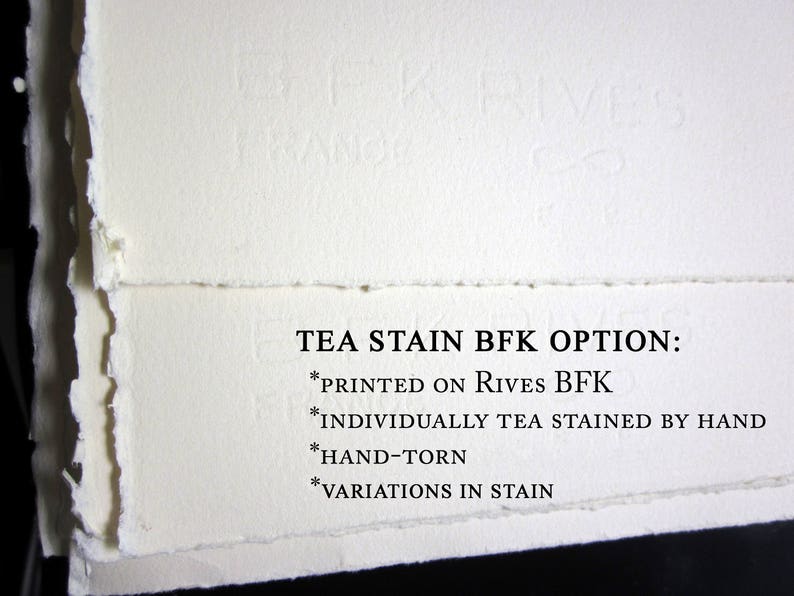 Pu&ograve; includere: Fogli di carta color bianco sporco con bordi strappati a mano e una sottile filigrana in rilievo BFK Rives France. Il testo recita: TEA STAIN BFK OPTION: *PRINTED ON RIVES BFK *INDIVIDUALLY TEA STAINED BY HAND *HAND-TORN *VARIATIONS IN STAIN.