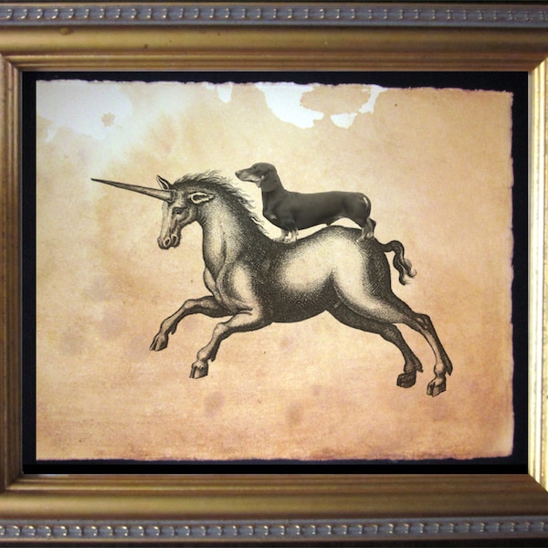 Lámina artística de perro salchicha montando un unicornio, collage vintage sobre papel teñido con té.