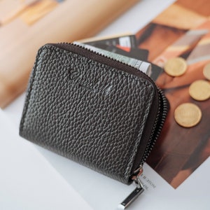 Cartera con cremallera de cuero negro hecha a mano, billetera con cremallera minimalista, billetera con cremallera para tarjetas, billetera de cuero pequeña, billetera de cuero simple, billetera compacta