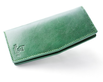 Puede incluir: Una cartera de cuero verde con un borde cosido y el texto en relieve "Glenshill" en la parte delantera.