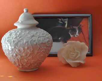 Handcrafted Urn for Pets, Cremation Cat Urn, Elegant Small Cat / Dog Urn, Artistic Pet Urn, White Burial Urn for Pet Ashes, Memorial Dog Urn