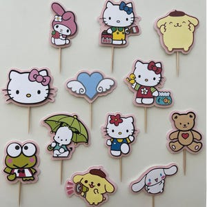 Puede incluir: Una colección de adornos para cupcakes con personajes de dibujos animados coloridos. Los adornos presentan varios personajes con acentos rosas, azules, amarillos y verdes. Cada personaje está montado en un palito de madera, ideal para decorar cupcakes.