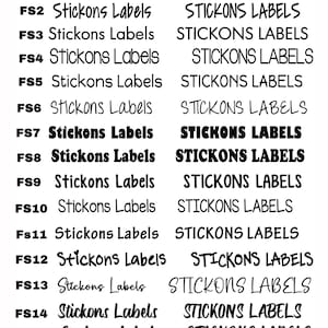 以下が含まれることがあります： 「Stickons Labels」というテキストのさまざまなフォントスタイルを示すチャート。チャートは、テキストを大文字、小文字、さまざまなフォントスタイルで表示しています。