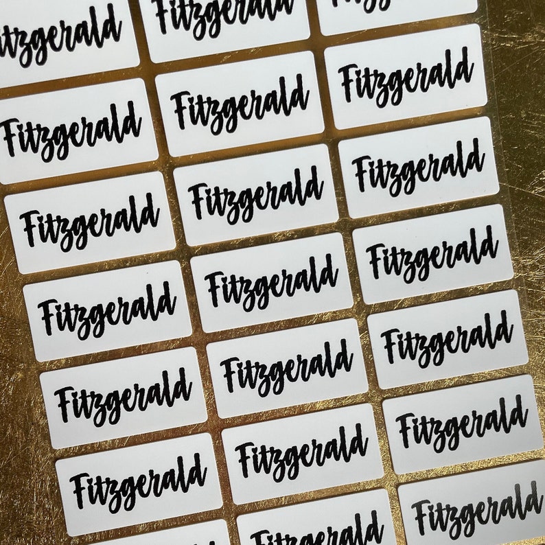 以下が含まれることがあります： 白い長方形のラベルが複数あり、黒い筆記体で「Fitzgerald」と書かれている。