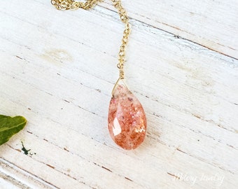 Petit collier en forme de larme en pierre de soleil, or 14 carats, OOAK, superposition, collier délicat, pierre de soleil, pierre de soleil orange, pierre de soleil dorée