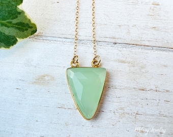 Collier pendentif triangle turquoise et calcédoine : chaîne en or 14 carats
