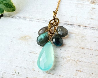 Calcédoine aquatique, labradorite, collier avec pendentif à breloques, or 14 carats, collier en grappe, pierre de naissance d'octobre, superposition, délicat