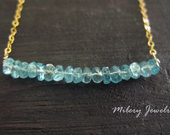 Pendentif barre aigue-marine rondelles, collier en or 14 carats, pierre de naissance de mars, collier barre, superposition de bijoux, bijoux délicats