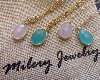 Collier avec pendentif en pierres précieuses - calcédoine turquoise ou quartz rose, lunette en or délicate, cadeau de bijoux minimaliste pour elle