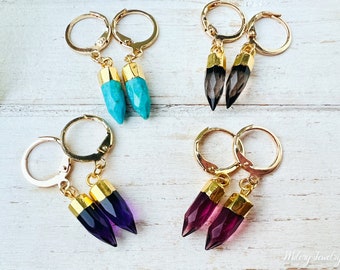 Boucles d'oreilles Huggie pendantes délicates en or avec pointes de pierres précieuses, améthyste, tourmaline rose, quartz fumé, turquoise. Rempli d'or 18 carats, chêne
