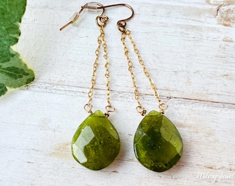 LAST PAIR Boucles d'oreilles pendantes en forme de goutte d'eau péridot, or 14 carats, pierre de naissance d'août, boucles d'oreilles péridot brutes, cadeau de demoiselle d'honneur, boucles d'oreilles péridot