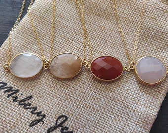 Collier avec pendentif en pierres précieuses avec lunette en or : quartz rose, cornaline