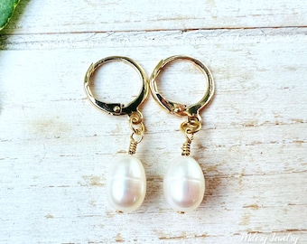 Boucles d'oreilles pendantes avec perles d'eau douce : créoles Huggie à l'arrière en or 18 carats