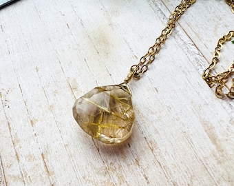 Goldene Rutilquarz-Tropfen-Halskette, 14 Karat Gold gefüllt, OOAK, Layering, zarte Halskette, Rutilquarz-Edelstein, Gold-Rutil-Halskette