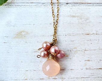 Calcédoine rose, perles d'eau douce, collier à pendentif grappe, or 14 carats, pierre de naissance octobre, breloque grappe, superposition, bijoux de tous les jours