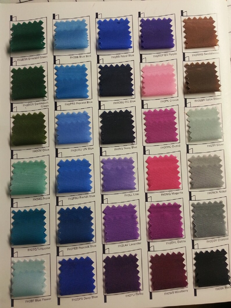Peut inclure: Un nuancier de couleurs pr&eacute;sentant des &eacute;chantillons de tissu dans diff&eacute;rentes teintes. Les &eacute;chantillons comprennent des couleurs comme le vert &eacute;meraude, le bleu royal et le magenta. Chaque &eacute;chantillon est &eacute;tiquet&eacute; avec un code unique.