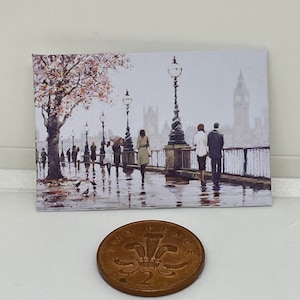 Muñecas en miniatura hechas a mano albergan pintura de arte de pared de estilo lienzo accesorio de personas caminando junto al río Támesis.
