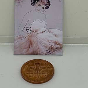 Acessório de casa de bonecas em miniatura feito à mão estilo tela imagem de arte de parede vestido bonito