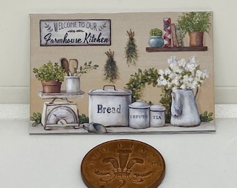 Muñecas en miniatura hechas a mano casa accesorio estilo lienzo pared imagen de arte de una cocina de granja.