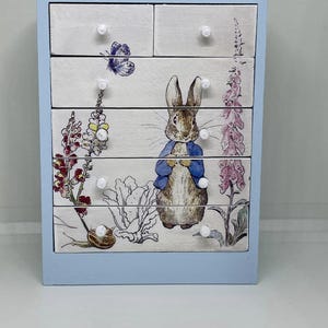 Handgefertigte Miniatur-Puppenhausmöbel im Maßstab 1:12, blau lackiert und mit Peter Rabbit-Aufklebern versehen