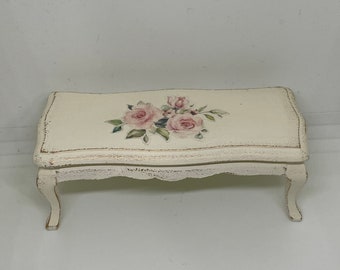 Muebles para casa de muñecas en miniatura hechos a mano. Mesa pequeña de estilo shabby chic con calcomanías de rosas