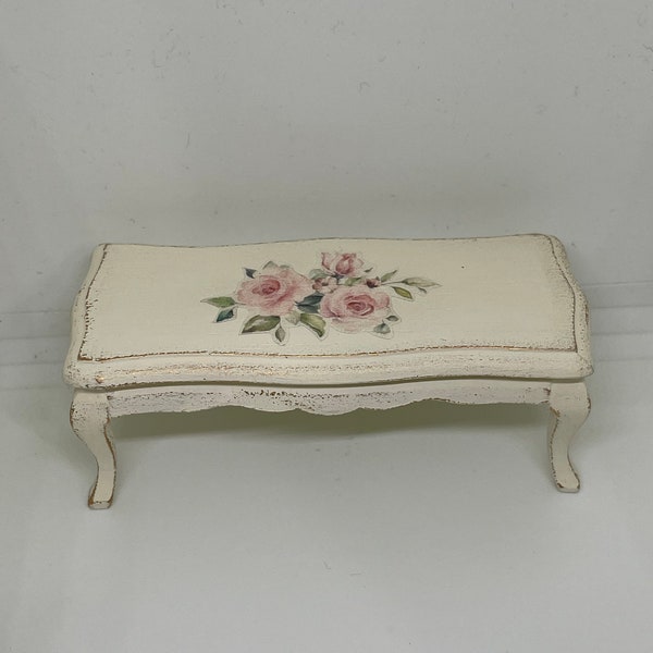 Handbemalte Puppenhaus-Möbel im Maßstab 1:12 . Kleiner Tisch im Shabby Chic Style mit Rosenabziehbild