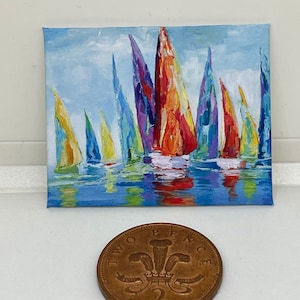 Handgemachte Miniatur Puppen Haus Zubehör Leinwand Stil Wandkunst abstrakte Bild von bunten Segelbooten.