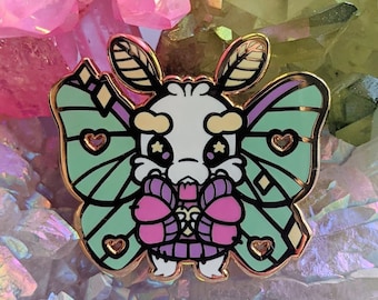 Pin de esmalte de polilla acogedor