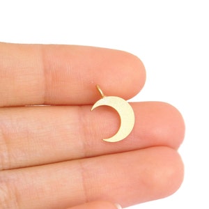 Guldmåneberlock, 2 st, Liten halvmåneberlock, Månberlock i kanonmetall, Halvmåneberlock, Litet månehänge, Halvmånesmycken, Förgylld bild 2