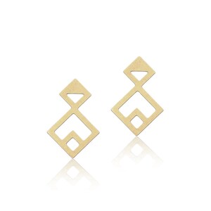 Puede incluir: Un par de pendientes geom&eacute;tricos de oro con forma cuadrada y un dise&ntilde;o de corte.