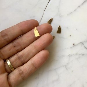 16個、ゴーストチャーム、ゴーストチャーム、金メッキ真鍮、不気味なペンダント、レーザーカットジュエリー、ホリデー、ジュエリー製作用品