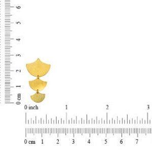 Pu&ograve; includere: Orecchini in tinta oro con tre forme di semicerchio graduate. Gli orecchini misurano circa 2,5 cm di lunghezza.