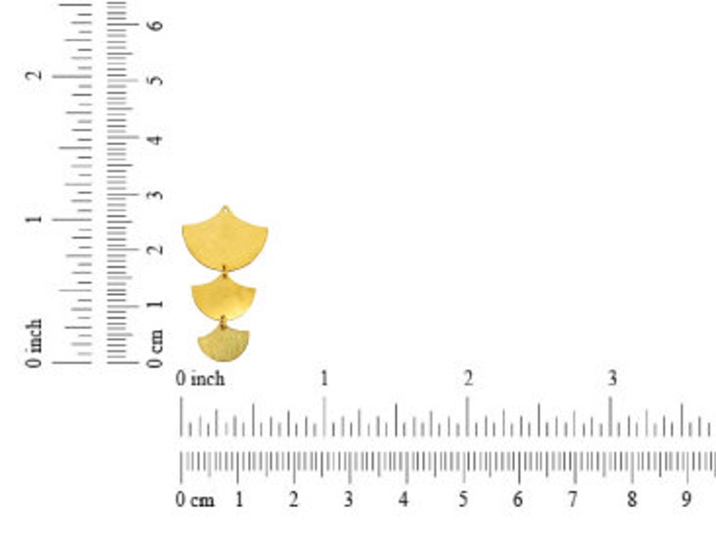Pu&ograve; includere: Orecchini in tinta oro con tre forme di semicerchio graduate. Gli orecchini misurano circa 2,5 cm di lunghezza.