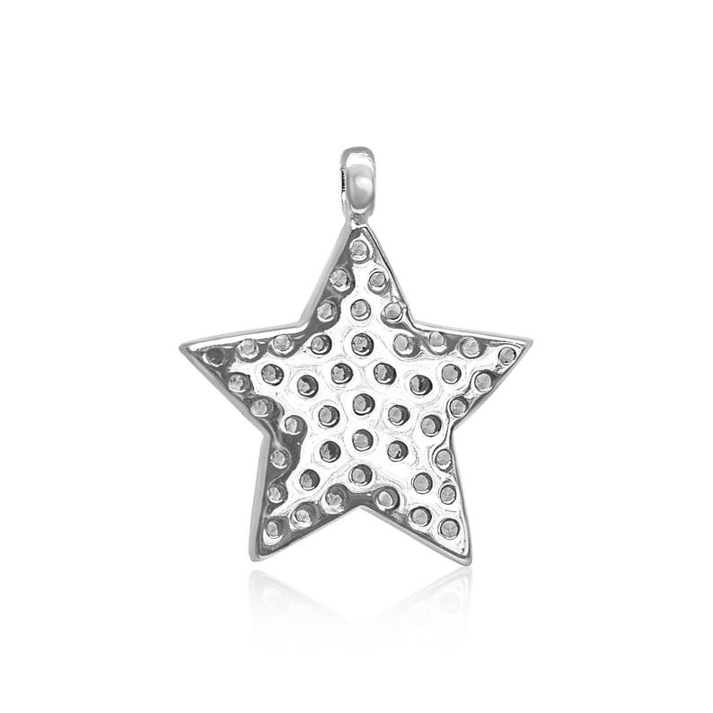 Puede incluir: Un colgante de estrella plateado con una superficie texturizada cubierta de peque&ntilde;os diamantes de imitaci&oacute;n transparentes.