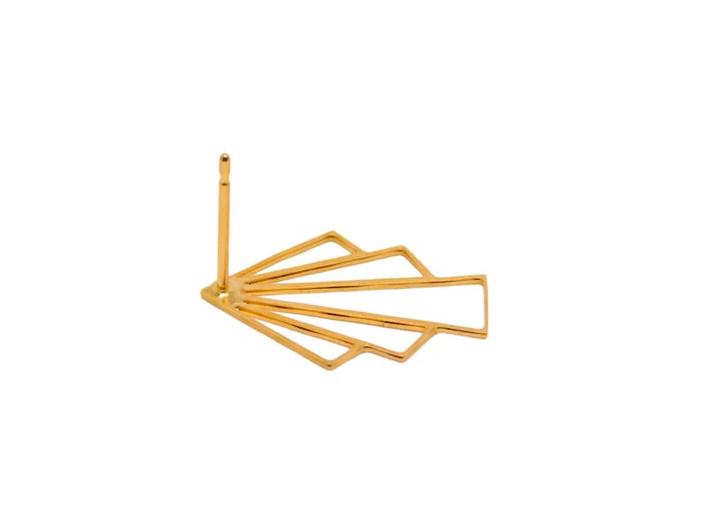 Pu&ograve; includere: Orecchino geometrico a forma di ventaglio in oro con chiusura a perno.
