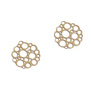 Peut inclure: Une paire de boucles d'oreilles en métal doré avec un design circulaire ajouré. Les boucles d'oreilles sont composées d'une série de cercles interconnectés, créant un motif délicat et complexe.