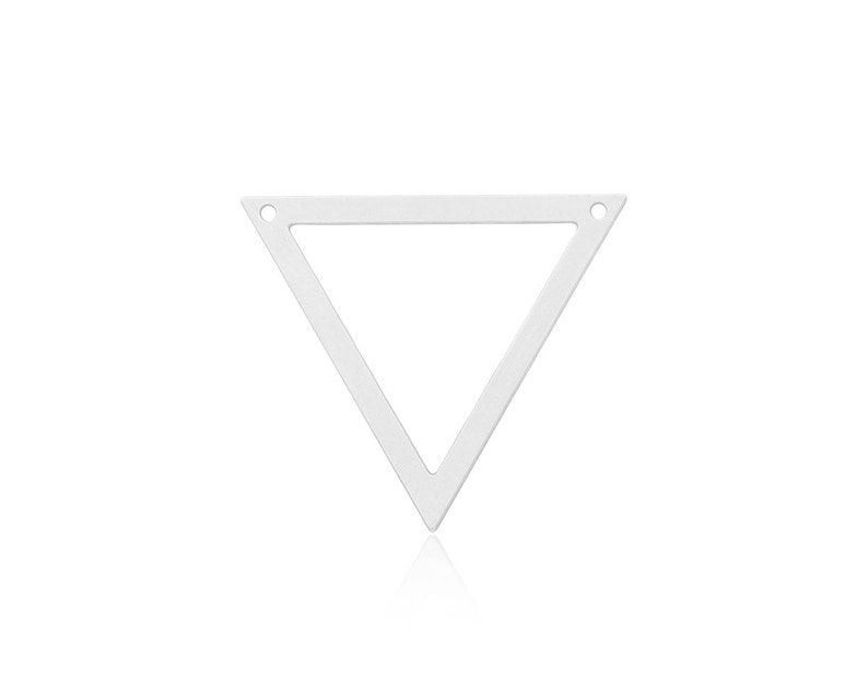 K&ouml;nnte beinhalten: Ein wei&szlig;er Metall-Dreiecksanh&auml;nger mit glatter, polierter Oberfl&auml;che. Das Dreieck ist an allen Seiten offen und bildet eine geometrische Form.