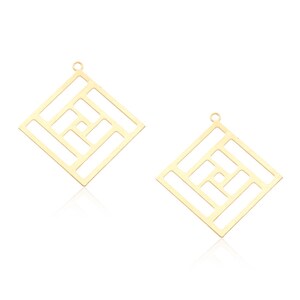 Puede incluir: Un par de pendientes geométricos de color dorado con forma cuadrada y diseño de rejilla.