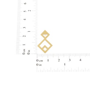Puede incluir: Un dise&ntilde;o geom&eacute;trico de metal dorado con una forma de diamante en el centro. El dise&ntilde;o mide aproximadamente 2,5 cm de alto y se mide con una regla.