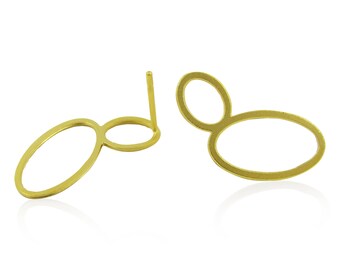 Puede incluir: Un par de pendientes de color dorado con un diseño simple y moderno. Cada pendiente presenta dos formas ovaladas conectadas.