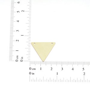Pode incluir: Um pingente de tri&acirc;ngulo dourado com dois furos no topo. O pingente tem aproximadamente 3,8 cm de largura e 3,8 cm de altura.
