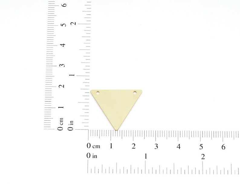 Pode incluir: Um pingente de tri&acirc;ngulo dourado com dois furos no topo. O pingente tem aproximadamente 3,8 cm de largura e 3,8 cm de altura.