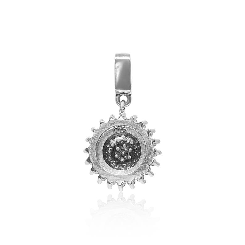Pu&ograve; includere: Ciondolo in argento a forma di girasole con un centro nero. Il ciondolo ha un anello nella parte superiore per attaccarlo a un braccialetto o una collana.