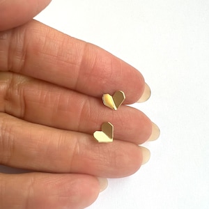Gefaltete Gold Herz Ohrstecker, Winzige Herz Ohrringe, Herz Ohrstecker, Gold Valentines Ohrringe, Romantische Ohrstecker