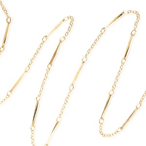 Puede incluir: Un collar de cadena de oro con eslabones largos y cortos alternados. Los eslabones largos son rectos y los eslabones cortos son redondos.