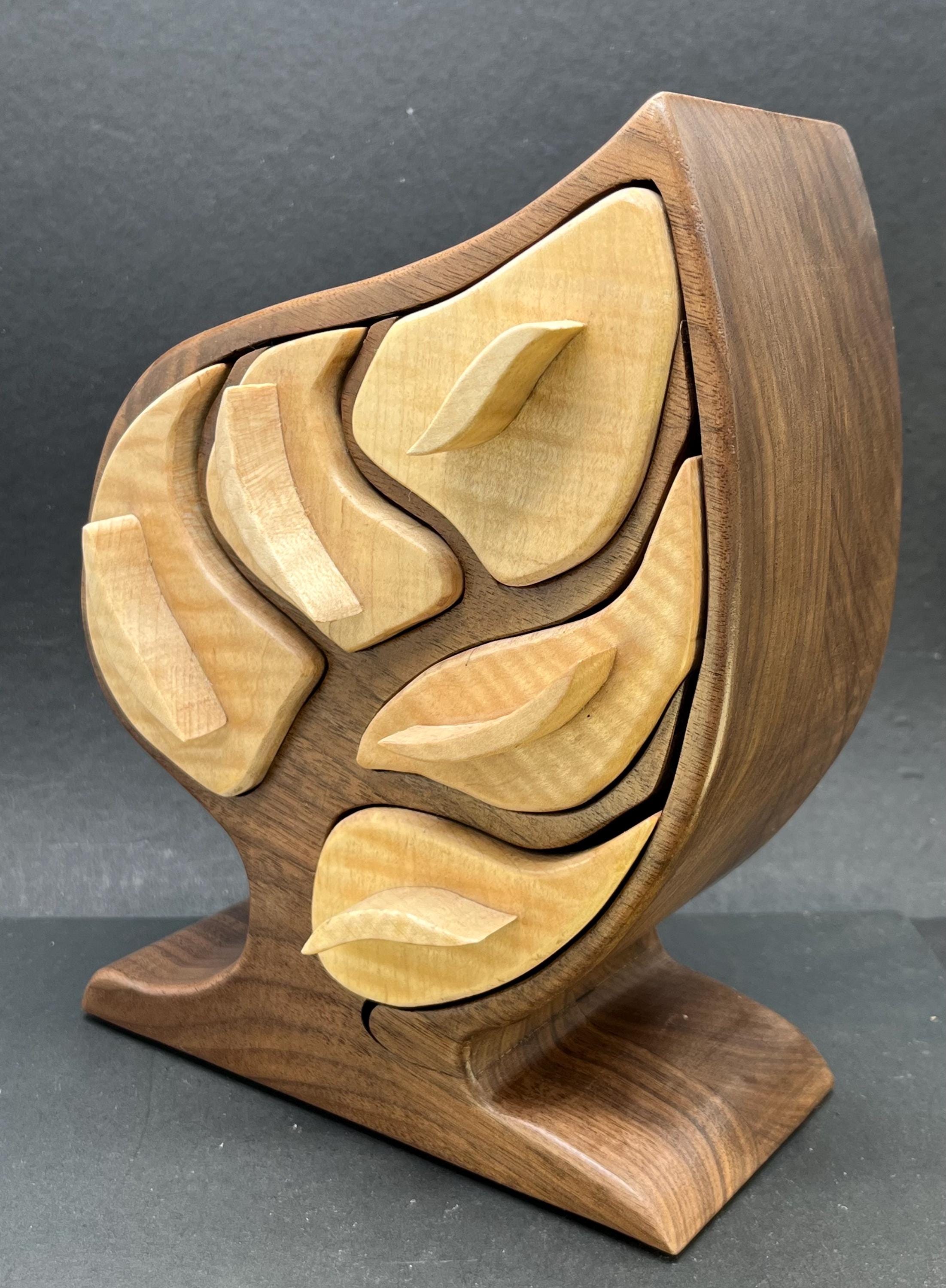 Portagioie a forma di foglia con tre cassetti nascosti in noce e acero riccio (scatola 3079)