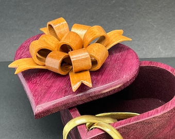 Scatola portagioie in legno a forma di cuore viola con fiocco in ciliegio.