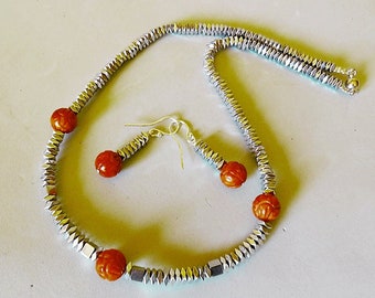 Ensemble de collier et boucles d'oreilles en Hématite argent et Corail gravé