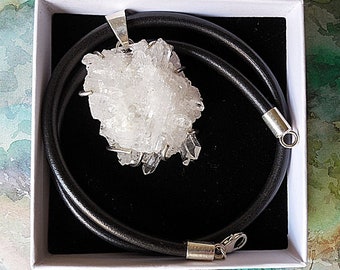 Collier en cuir naturel et Argent avec pendentif en cristaux de Quartz brut et Argent