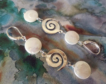 Boucles d&#39;oreilles avec Perles blanches et spirale celtique en Argent 925